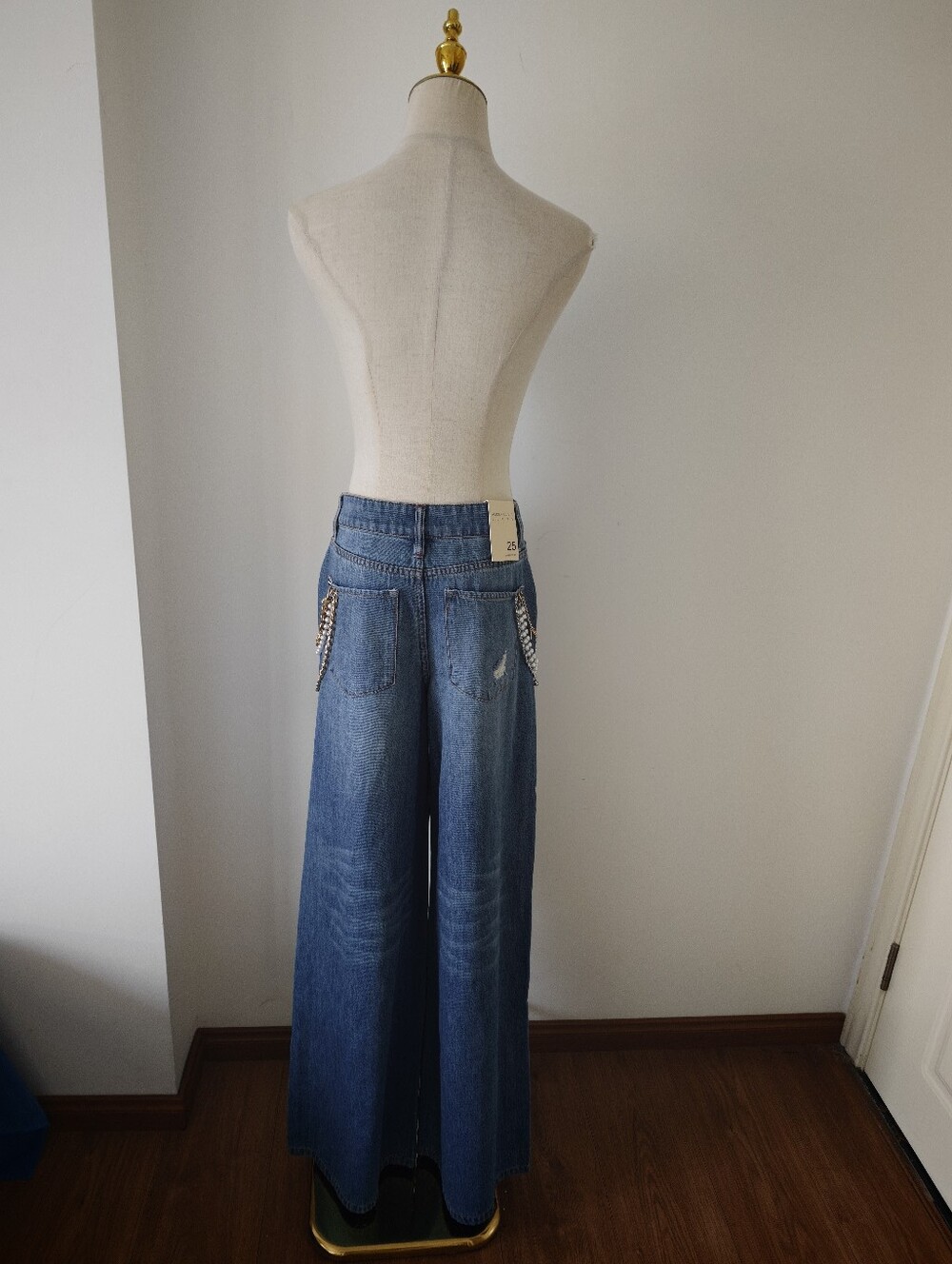 Alice + Olivia HARPER EMBELLISHED RIPPED JEAN - Picture 9 of 14